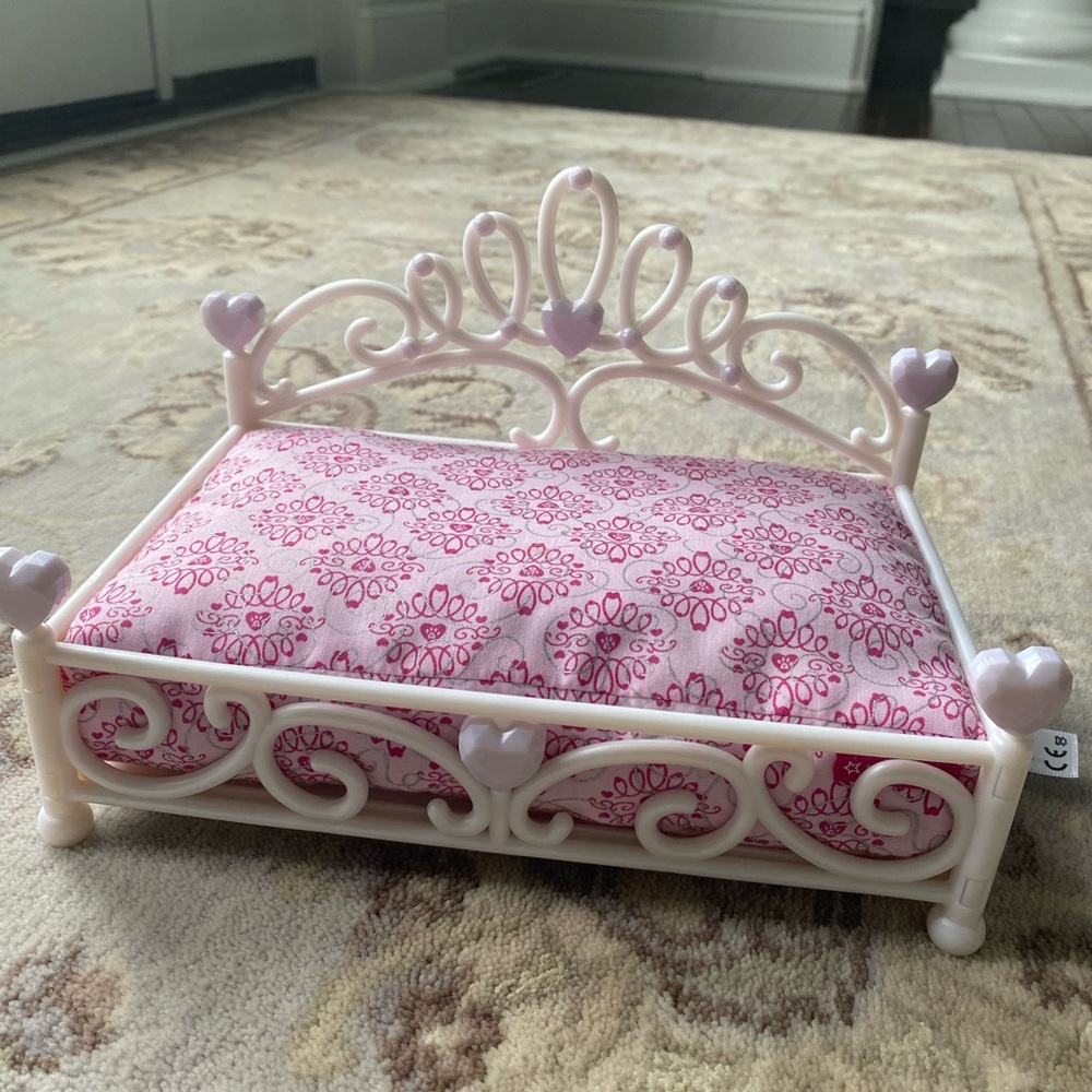 American Girl Pet bed. Great condition. Bed is removable from frame